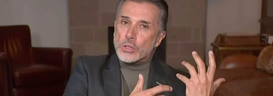 Sergio Mayer admite que sí se estaba quedando dormido en el congreso, pero sostiene que a su edad es normal