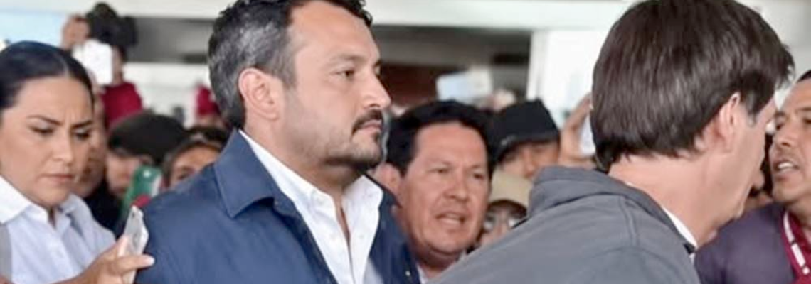 Entre gritos y empujones, Andy López Beltrán aterriza en Chihuahua