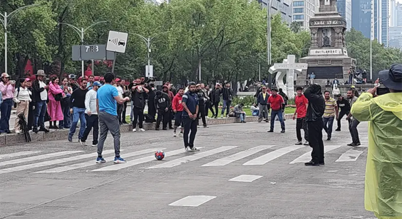 Maestros de la CNTE adaptan su protesta para jugar fútbol