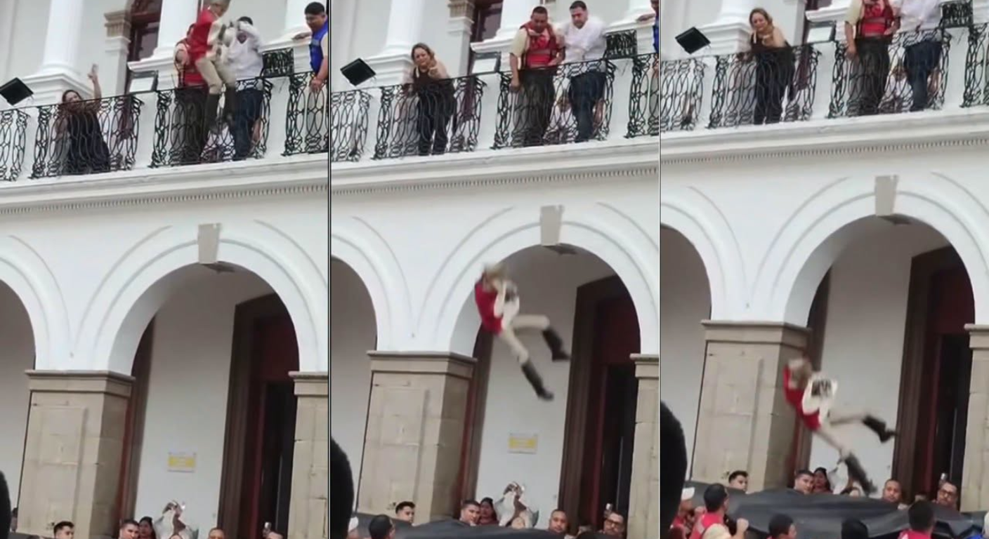 Niño recrea a Juan Escutia y salta de un balcón en plena ceremonia
